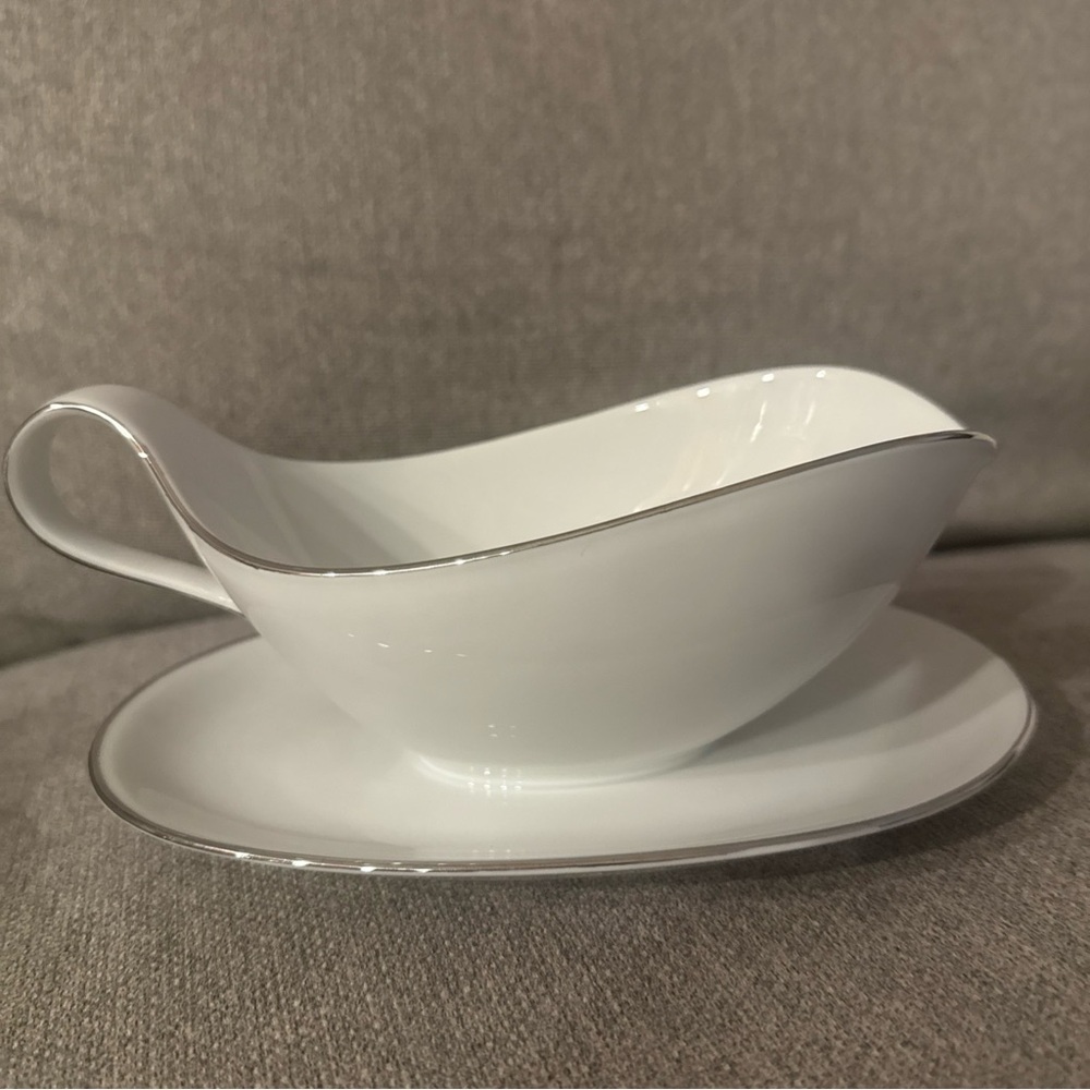 VINTAGE CROWN BAVARIA GERMANY GRAVY BOAT ELEGANCE PATTERN UNIQUE SHAPED